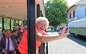 Lisa Diedert aus Wetzlar ist die Freude ins Gesicht geschrieben. Der Zug ist gerade abgefahren, auch Arnulf von Eyb winkt aus dem Sommerwagen. Lisa Diedert aus Wetzlar ist die Freude ins Gesicht geschrieben. Der Zug ist gerade abgefahren, auch Arnulf von Eyb winkt aus dem Sommerwagen.