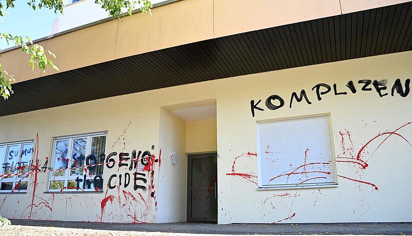 «Stop Genocide» steht unter anderem am Gebäude des CDU-Büros. «Stop Genocide» steht unter anderem am Gebäude des CDU-Büros.