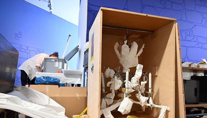 Der gl&auml;serne Kronleuchter aus der ersten H&auml;lfte des 18. Jahrhunderts darf beim Transport nicht wackeln, damit nichts kaputtgeht.