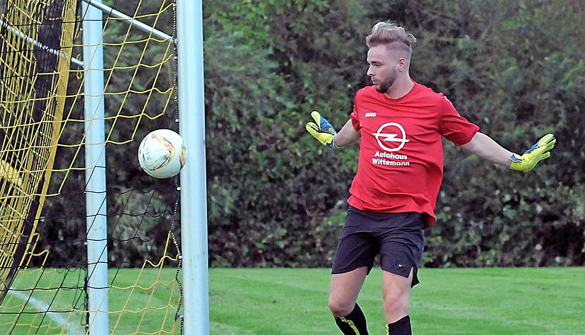 Keine Panik: Tiefenbachs Torh&uuml;ter Marcel M&uuml;ller hat gesehen, dass der Ball am Kasten vorbei geht. Dennoch unterlag der SV gegen Kirchardt mit 0:4.
Foto: Klaus Kr&uuml;ger