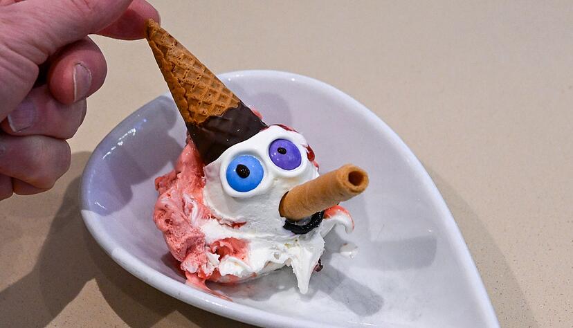 Im Eiscafe &laquo;Caffe e Gelato&raquo; werden f&uuml;r Pinocchio die Sorten Fior di Latte und Erdbeere mit Erdbeerso&szlig;e gemischt.