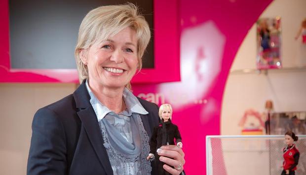 Silvia Neid posiert mit einer Barbie, die eine verblüffende Ähnlichkeit zu ihr aufweist. Foto: obs/Mattel GmbH Silvia Neid posiert mit einer Barbie, die eine verblüffende Ähnlichkeit zu ihr aufweist. Foto: obs/Mattel GmbH