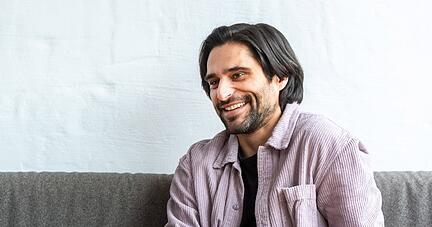 "Ich habe mich ein Stück weit davon emanzipiert, vom Publikum gemocht werden zu wollen": Nektarios Vlachopoulos. "Ich habe mich ein Stück weit davon emanzipiert, vom Publikum gemocht werden zu wollen": Nektarios Vlachopoulos.