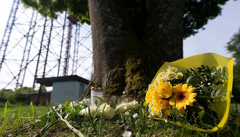 Blumen und Kerzen, die zuvor von der Notfallseelsorge als Angebot eines Ort des Gedenkens abgelegt wurden, liegen in der Nähe des Unglücksortes an einer Brückenbaustelle. Nach dem Absturz einer Arbeitsgondel auf der Brückenbaustelle der Neckartalbrücke mit drei toten Bauarbeitern läuft die Ursachensuche. Blumen und Kerzen, die zuvor von der Notfallseelsorge als Angebot eines Ort des Gedenkens abgelegt wurden, liegen in der Nähe des Unglücksortes an einer Brückenbaustelle. Nach dem Absturz einer Arbeitsgondel auf der Brückenbaustelle der Neckartalbrücke mit drei toten Bauarbeitern läuft die Ursachensuche.