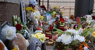 Blumen, Kerzen und Kuscheltiere liegen an der Ungl&uuml;cksstelle in Schramberg. Die Beerdigung von Mutter und Sohn fand in Rottweil statt. (Archivfoto)