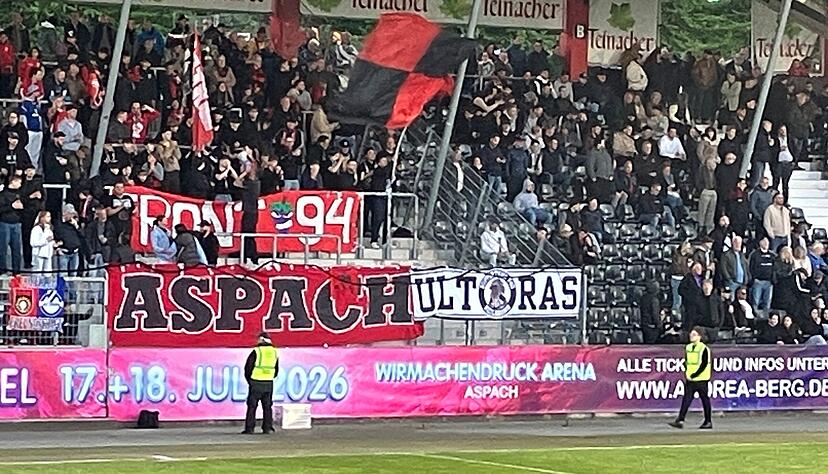 Das schwarzwei&szlig;e Banner der VfR-Ultras im Heimblock der SG Sonnenhof Gro&szlig;aspach beim Spitzenspiel gegen den SGV Freiberg.