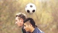 Ein Kopfballduell zwischen Ralf Domschitz (links) und Giray Altun (Türkspor) beim Duell Türkspor Neckarsulm II gegen den TSV Willsbach.Foto: Alexander Bertok