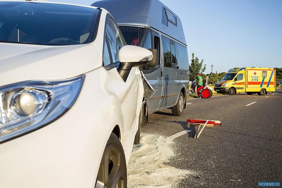 Schwerer Folgeunfall auf der B27 bei Kirchheim am Neckar. Gegen 19:13 ereignete sich auf der B27 ein Auffahrunfall. Die Feuerwehr sowie der Rettungsdienst wurden zu diesem Unfall hinzugezogen. Ein Streifenwagen der mit Sondersignal zu diesem Einsatz fuhr, krachte ca 200m vor der Unfallstelle frontal mit einem PKW auf der Gegenfahrbahn zusammen.
Nach ersten Informationen wurden 5 Personen verletzt.
Beim Auffahrunfall wurde einer Person ins Karnkenhaus eingeliefert, eine weitere verletzte Person musste nicht ins KH eingeliefert werden.
Beim Frontalzusammenstoß des Streifenwagens, wurden beide Beamten verletzt ins KH eingeliefert. 1 Person des unfallbeteiligten kam ebenfalls in die Klinik. / Kirchheim am Neckar, Baden-Württemberg, Germany, Europa Fotograf: 7aktuell.de/Schmalz Schwerer Folgeunfall auf der B27 bei Kirchheim am Neckar. Gegen 19:13 ereignete sich auf der B27 ein Auffahrunfall. Die Feuerwehr sowie der Rettungsdienst wurden zu diesem Unfall hinzugezogen. Ein Streifenwagen der mit Sondersignal zu diesem Einsatz fuhr, krachte ca 200m vor der Unfallstelle frontal mit einem PKW auf der Gegenfahrbahn zusammen.
Nach ersten Informationen wurden 5 Personen verletzt.
Beim Auffahrunfall wurde einer Person ins Karnkenhaus eingeliefert, eine weitere verletzte Person musste nicht ins KH eingeliefert werden.
Beim Frontalzusammenstoß des Streifenwagens, wurden beide Beamten verletzt ins KH eingeliefert. 1 Person des unfallbeteiligten kam ebenfalls in die Klinik. / Kirchheim am Neckar, Baden-Württemberg, Germany, Europa Fotograf: 7aktuell.de/Schmalz