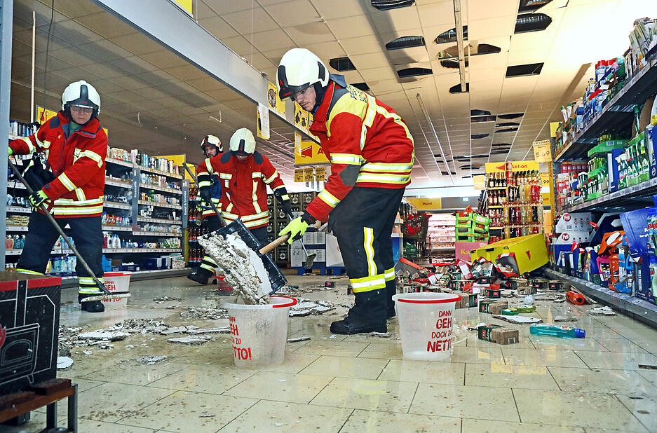 Die Feuerwehr Bad Friedrichshall war mit der Beseitigung der Sch&auml;den besch&auml;ftigt.