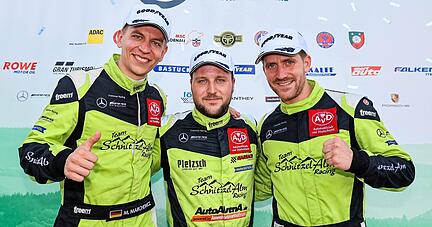 Das Schnitzelalm-Trio mit dem Weinsberger Patrick Assenheimer (Mitte), Marcel Marchewicz (links) und Tim Neuser feierte das bislang beste NLS-Resultat des Teams.