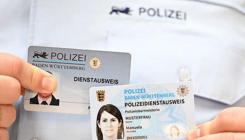 In Baden-Württemberg gibt es derzeit zwei gültige Ausweis-Versionen für Polizisten. In Baden-Württemberg gibt es derzeit zwei gültige Ausweis-Versionen für Polizisten.