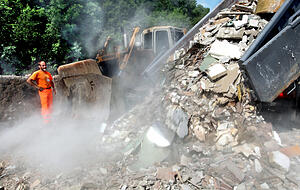 Bauschuttablagerung auf der Deponie Vogelsang: Hier wird bis 2050 auch Material aus Neckarwestheim angenommen. Dafür darf anderer Erdaushub aus der Stadt auch in die Landkreis-Deponien gebracht werden.
Foto: Archiv/Sawatzki Bauschuttablagerung auf der Deponie Vogelsang: Hier wird bis 2050 auch Material aus Neckarwestheim angenommen. Dafür darf anderer Erdaushub aus der Stadt auch in die Landkreis-Deponien gebracht werden.
Foto: Archiv/Sawatzki