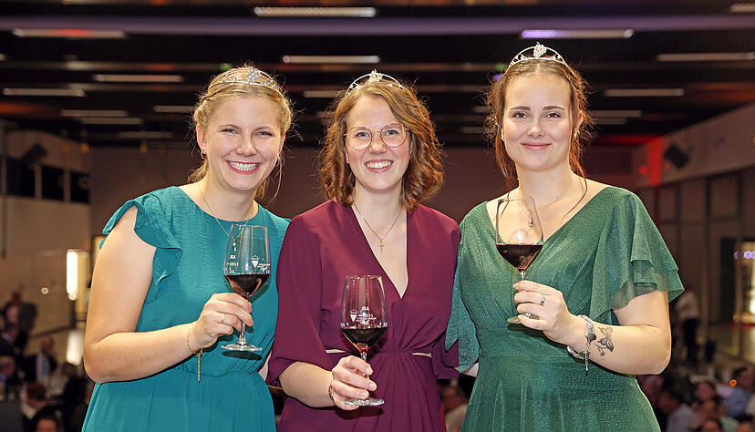 Die W&uuml;rttemberger Weink&ouml;nigin Larissa Salcher (Mitte) mit den Weinprinzessinnen Jule Mayr (links) und Vivien Jesse.