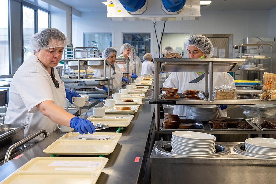Um 5.40 Uhr in der Früh beginnen die ersten Mitarbeiterinnen in der Klinkküche mit ihrer Schicht.