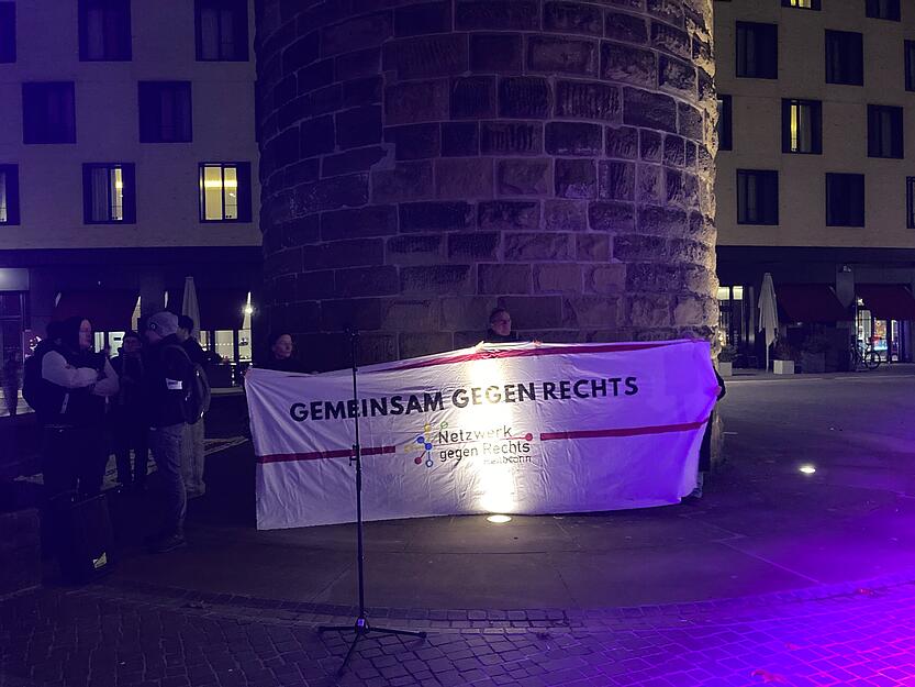 Am Bollwerksturm versammeln sich Menschen, um ein Zeichen gegen Extremismus zu setzen.