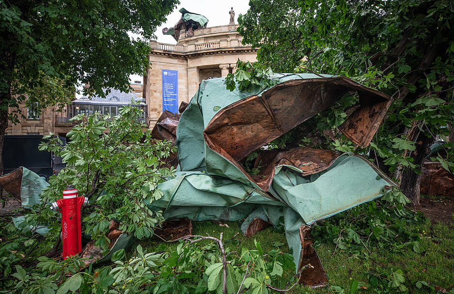 Teile des Dachs des Stuttgarter Opernhauses liegen vor der Oper auf dem Boden. Foto: dpa