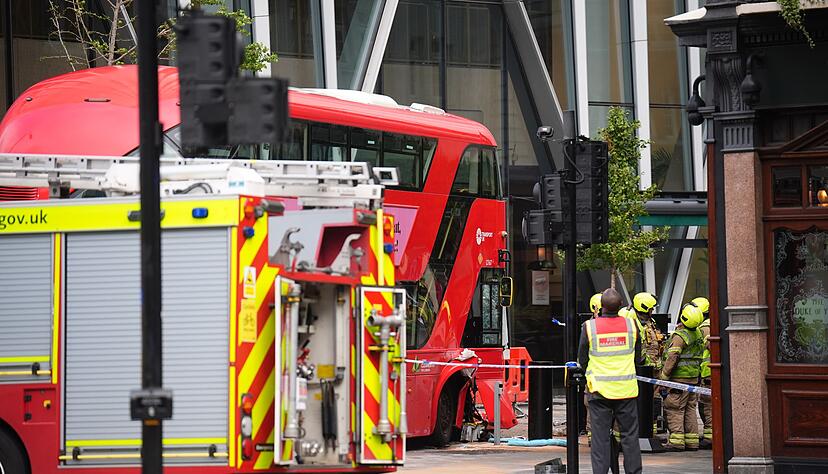 Berichte über Tote gab es zunächst keine, wie Scotland Yard bestätigte.