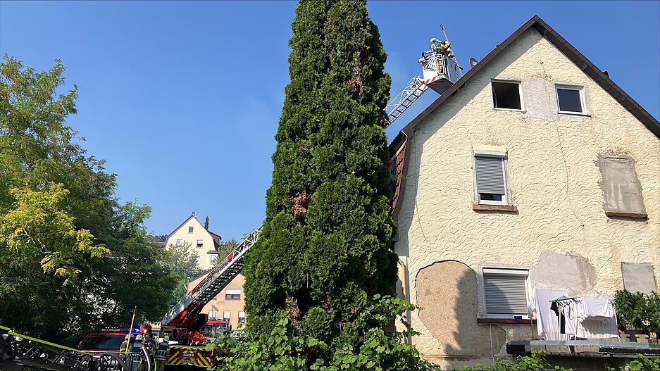 Mit Hilfe einer Drehleiter versucht die Feuerwehr an den Brandherd zu gelangen.