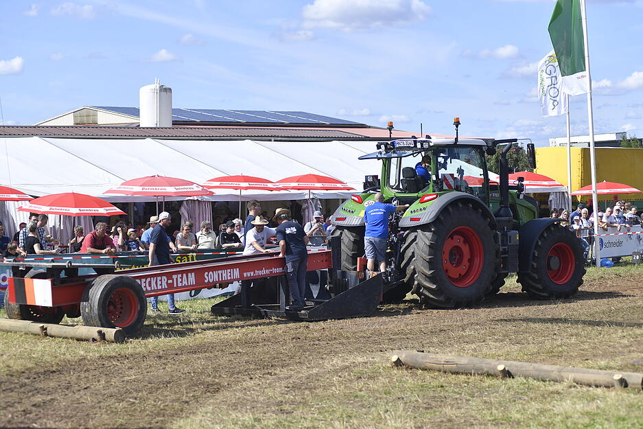 Quads, SUVs und Schmalspurtraktoren ziehen bis zum frühen Abend über die vorgegebene Strecke, bevor die Pulling-Party steigt.
