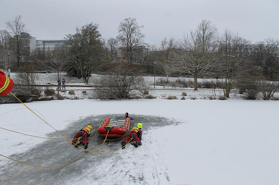Die Helfer der DLRG-Ortsgruppe Bad Rappenau proben eine Eisrettung auf dem Kurparksee.