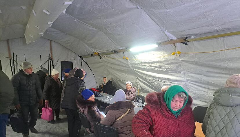 Nach russischen Raketenangriffen sind Heizkraftwerke ausgefallen - Aufw&auml;rmzelte sind f&uuml;r viele Menschen in der Ukraine eine Hilfe. (Archivbild)