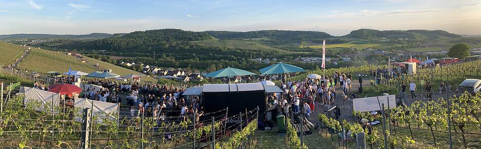"So voll war es am Samstagabend noch nie!", sind die Organisatoren von der Resonanz bei Querfeldwein am Erlenbacher Kayberg begeistert.