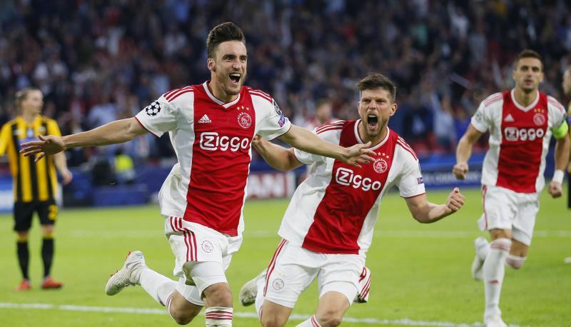 Torschütze Nicolas Tagliafico (l) feiert mit Klaas Jan Huntelaar (r) den Treffer zum 1:0 für Ajax Amsterdam gegen AEK Athen. Foto: Peter Dejong/AP