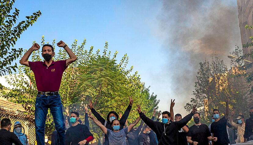 Seit Wochen demonstrieren Menschen im Iran unter dem Slogan "Frau, Leben, Freiheit". Auch Samir Ansari beteiligt sich an dem Protest in seiner Heimatstadt Teheran.