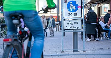 Die Heilbronner Kirchbrunnenstraße, die bis zum Neckar führt, gilt als ein gelungenes Beispiel für eine fußgängerfreundliche Gestaltung.