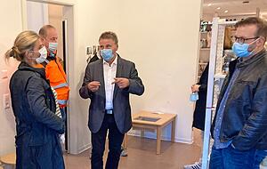 Ortsbesuch: Mitglieder des Gemeinderats besichtigen den Kindergarten. Die Gemeinde konnte das Haus j&uuml;ngst abl&ouml;sen.