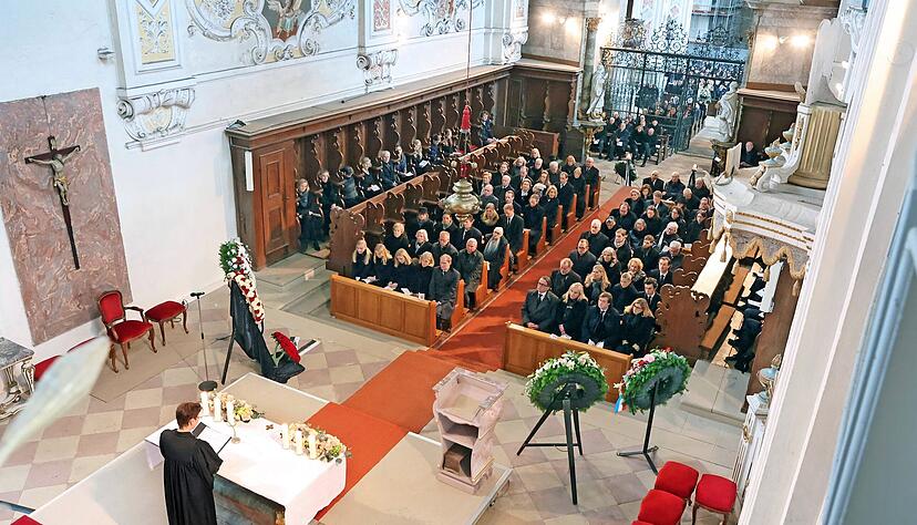Gedenken an Alexandra Freifrau von Berlichingen-Jagsthausen bei der Trauerfeier in der Klosterkirche Schöntal. Die Beisetzung fand am Dienstag statt.
Fotos: Ralf Seidel