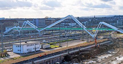 Die 190 Meter lange und bis zu 26 Meter hohe Buga-Brücke ist schon weithin sichtbar, aber noch nicht fertig. Der Aufgangsbereich am Hauptbahnhof soll zur Einweihung im Frühjahr umgestaltet sein.
Fotos: Mario Berger