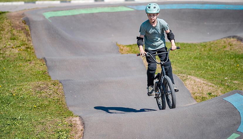 Zwischen dem Kunstrasenfeld und den Tennisplätzen am Sportzentrum wird eine Pumptrackanlage gebaut. Man kann sie mit Fahrrädern, Rollern und Inlineskates nutzen. Zwischen dem Kunstrasenfeld und den Tennisplätzen am Sportzentrum wird eine Pumptrackanlage gebaut. Man kann sie mit Fahrrädern, Rollern und Inlineskates nutzen.