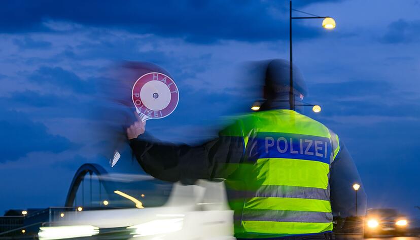 Die Bundesregierung h&auml;lt an Zur&uuml;ckweisungen von Asylsuchenden an Grenzen fest. Doch zwischen den Koalitionspartnern Union und SPD droht bei dem Thema ein Streit. (Archivbild)