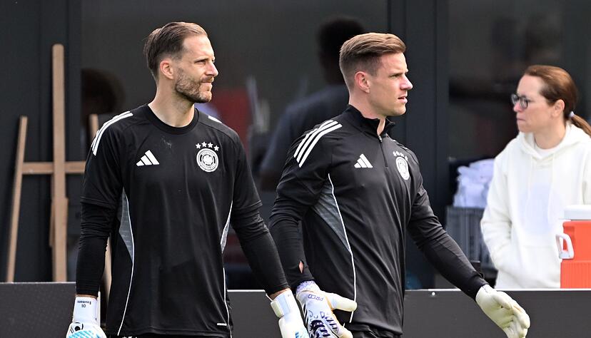 Oliver Baumann (l) f&uuml;hlt mit dem verletzten Marc-Andr&eacute; ter Stegen. (Archivbild)