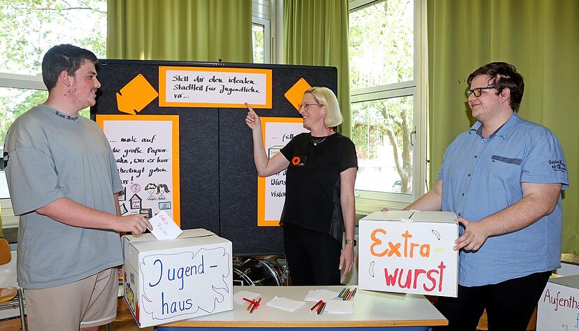 Mirjam Sperrfechter mit Immanuel Körmann (rechts) und seinem Bruder Samuel Körmann im Gespräch bei der letzten Jugendkonferenz in Frankenbach. Insgesamt gab es 13 Sitzungen in Heilbronn und seinen Stadtteilen.
Foto: Ralf Seidel
