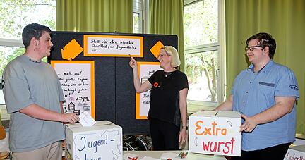 Mirjam Sperrfechter mit Immanuel Körmann (rechts) und seinem Bruder Samuel Körmann im Gespräch bei der letzten Jugendkonferenz in Frankenbach. Insgesamt gab es 13 Sitzungen in Heilbronn und seinen Stadtteilen.
Foto: Ralf Seidel