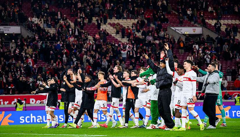 Das war ein Arbeitssieg: Die VfB-Spieler und das -Maskottchen Fritzle freuen sich mit den Fans nach dem 2:0 gegen Bochum.