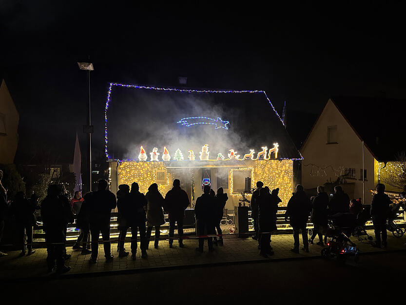 Das Highlight des Weihnachtshauses in Erlenbach, das jeden Abend an den Adventswochenenden über hundert Besucher anlockt: Die Lichtershow abgestimmt auf Musik erfreut seit fünf Jahren Freunde und Nachbarn.