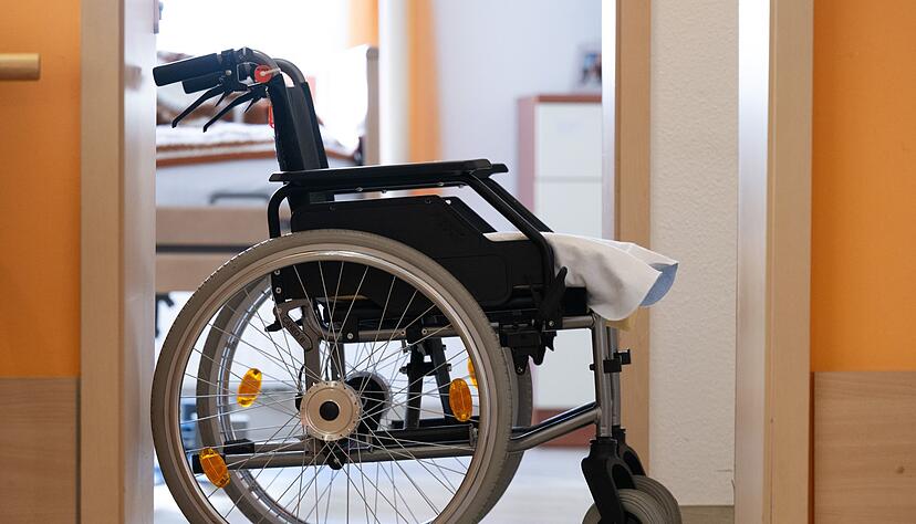 Wer alt wird, wird häufiger krank. Eine alternde Bevölkerung bedeutet für die Krankenkassen stark steigende Ausgaben. (Symbolbild) Wer alt wird, wird häufiger krank. Eine alternde Bevölkerung bedeutet für die Krankenkassen stark steigende Ausgaben. (Symbolbild)