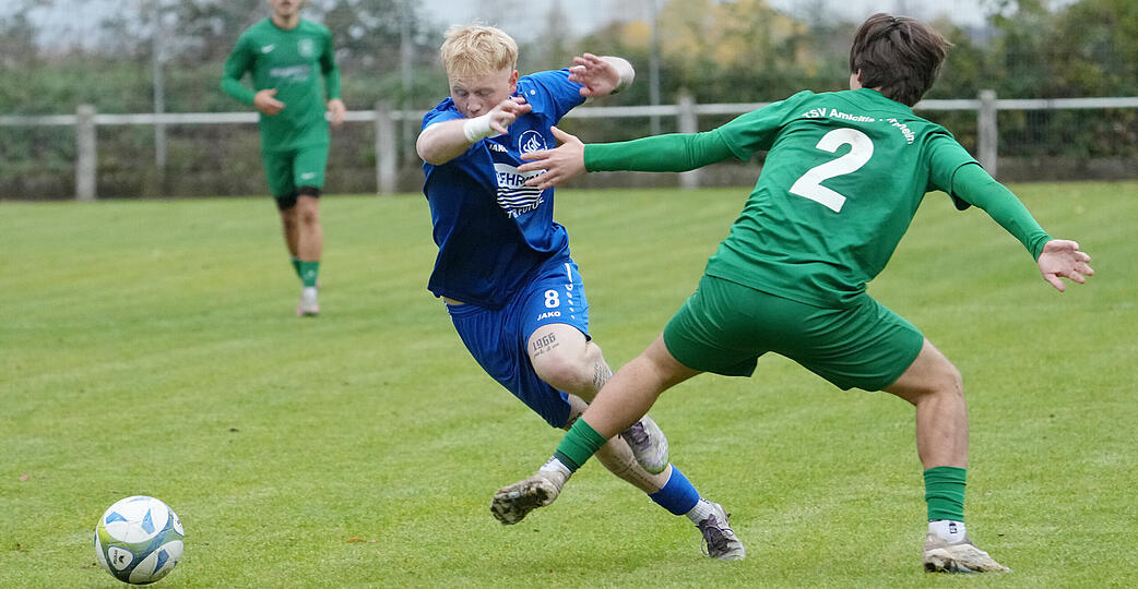 Immer wieder große Probleme mit Gianluca Breve (links) hatte Viernheims David Stanivukovic. Er konnte den Kirchardter oft nur mit Foul stoppen.