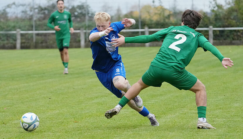 Immer wieder große Probleme mit Gianluca Breve (links) hatte Viernheims David Stanivukovic. Er konnte den Kirchardter oft nur mit Foul stoppen.