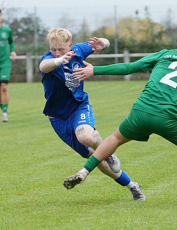 Immer wieder große Probleme mit Gianluca Breve (links) hatte Viernheims David Stanivukovic. Er konnte den Kirchardter oft nur mit Foul stoppen.