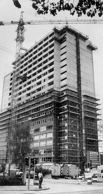 Das Haus an der Heilbronner Rosenbergstraße 44 ist das höchste Wohngebäude in der Käthchenstadt Heilbronn. Wohnbau Ensle erwirbt 1969 das Gelände, 1971 beginnen die Arbeiten. Ende 1973 ziehen die ersten Bewohner ein. 236 Wohnungen gibt es dort, das Haus ist 58 Meter hoch. Aufnahme aus dem Jahr 1973.