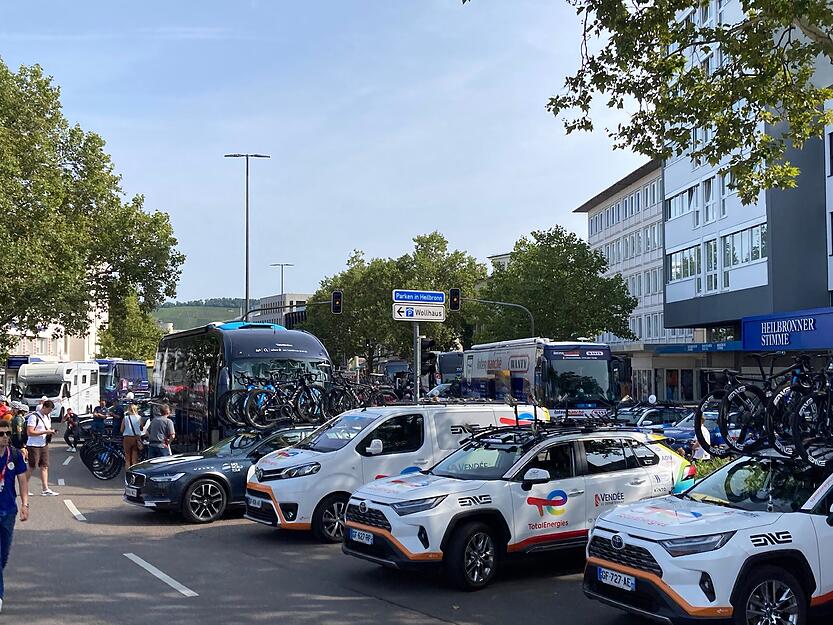 Auf der Allee in Heilbronn sind bereits am Freitagvormittag nur noch Teamfahrzeuge und Fahrräder der Deutschland-Tour unterwegs.