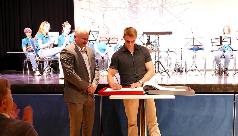 Steht bereits im Goldenen Buch der Stadt Heilbronn: Julian Schmiech. Steht bereits im Goldenen Buch der Stadt Heilbronn: Julian Schmiech.