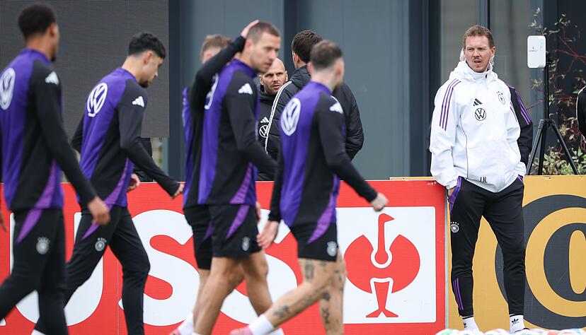 Julian Nagelsmann (r) beruft den letzten Kader 2025 (Archivbild).