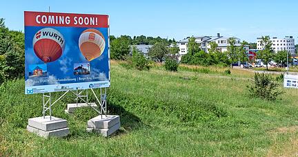 Ein Schild kündet seit kurzem davon, was auf diesem Areal direkt am Autobahnzubringer B39a geplant ist. Im August soll Spatenstich sein.
Foto: Mario Berger Ein Schild kündet seit kurzem davon, was auf diesem Areal direkt am Autobahnzubringer B39a geplant ist. Im August soll Spatenstich sein.
Foto: Mario Berger