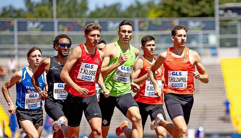 Als Dritter in seinem Halbfinale qualifiziert sich Tim Holzapfel (rechts) aus Horkheim für das Finale über 800 Meter. Dort aber muss der 26-Jährige anerkennen, dass ihm wegen Rückenproblemen noch die Wettkampfhärte fehlt.
Fotos: imago-images/Stefan Mayer