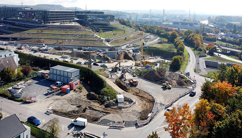 Derzeit werden die Verkehrsanschlüsse an den Schwarz-Projekt-Campus gebaut. Die erste Brücke kommt im Februar.